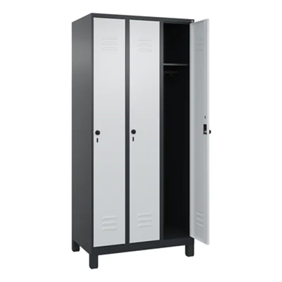 C+P Kleiderspind Classic PLUS 900 x 1.950 x 500 mm (B x H x T) 3 Abteile Stahl Farbe der Front: lichtgrau Farbe des Korpus: schwarzgrau